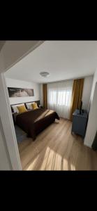 ein Schlafzimmer mit einem großen Bett und Holzboden in der Unterkunft Kuća za odmor Sedra in Hrvatska Kostajnica