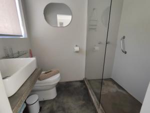 een badkamer met een toilet en een glazen douche bij Roodekloof in Montagu