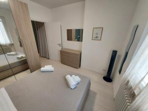 um quarto de hotel com uma cama e um espelho em ApartmentsGarda - Velia 23 em Lazise