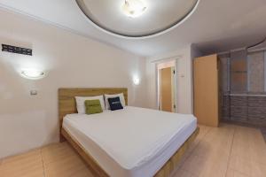 Katil atau katil-katil dalam bilik di Urbanview Hotel Anggrek Puncak by RedDoorz