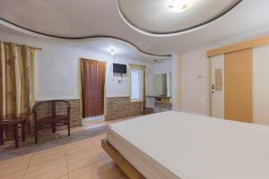 Sjónvarps- og/eða afþreyingartæki á Urbanview Hotel Anggrek Puncak by RedDoorz