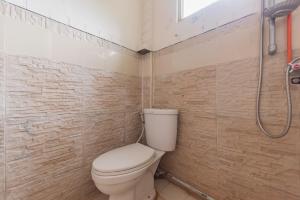 Bilik mandi di Urbanview Hotel Anggrek Puncak by RedDoorz