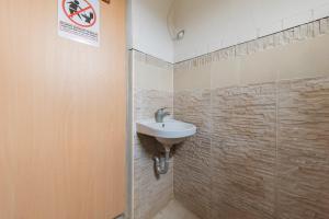 Baðherbergi á Urbanview Hotel Anggrek Puncak by RedDoorz +24 myndir