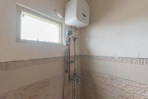 Bilik mandi di Urbanview Hotel Anggrek Puncak by RedDoorz