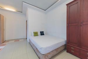 Katil atau katil-katil dalam bilik di Urbanview Hotel Anggrek Puncak by RedDoorz