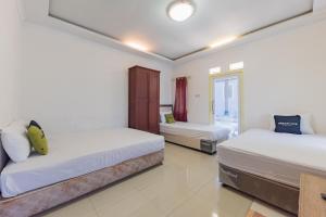 Katil atau katil-katil dalam bilik di Urbanview Hotel Anggrek Puncak by RedDoorz