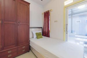 Katil atau katil-katil dalam bilik di Urbanview Hotel Anggrek Puncak by RedDoorz