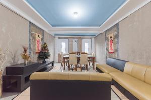 Ruang duduk di Urbanview Hotel Anggrek Puncak by RedDoorz