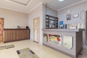 Dapur atau dapur kecil di Urbanview Hotel Anggrek Puncak by RedDoorz