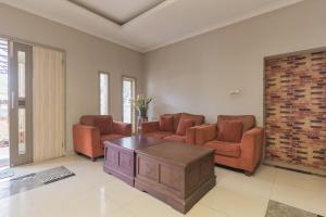 Ruang duduk di Urbanview Hotel Anggrek Puncak by RedDoorz
