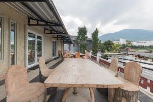 Pemandangan gunung umum atau pemandangan gunung yang diambil dari hotel