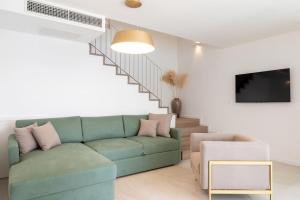 - un salon avec un canapé vert et un escalier dans l'établissement Luxury & stylish Villa Lavanda 5 m from the sea, à Vela Luka