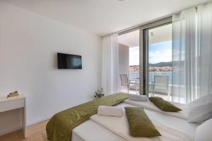 - une chambre blanche avec un grand lit et un balcon dans l'établissement Luxury & stylish Villa Lavanda 5 m from the sea, à Vela Luka