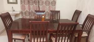 mesa de comedor y sillas con mesa y fregadero en Thiruvannamalai - 2BHK - Villa, en Tiruvannāmalai