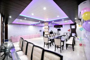 um salão de banquetes com mesas, cadeiras e balões em Hotel Inderprasth em Ābādpura