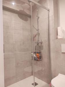 een douche met een glazen deur in de badkamer bij CENTRUM PLAC WOLNOŚCI 6, Faktura VAT, bezkontaktowe zameldowanie in Poznań