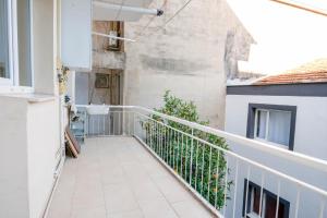 Parveke tai terassi majoituspaikassa Flat w Balcony 5 min to Metro and Coast in Izmir