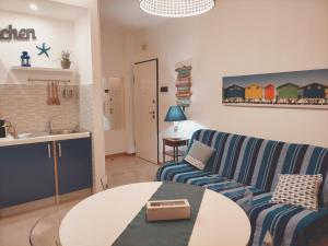 Stella Marina في مونتيسيلفانو: غرفة معيشة مع أريكة وطاولة