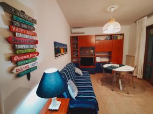 Stella Marina في مونتيسيلفانو: غرفة معيشة مع أريكة وطاولة
