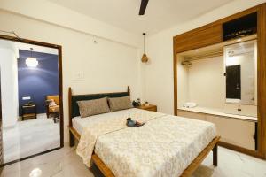 um quarto com uma cama num quarto em Plaza de Araujo em Benaulim