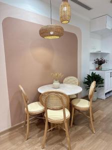 - une salle à manger avec une table et des chaises dans l'établissement A delightful Vinhomes Times City apartment, à Hanoï