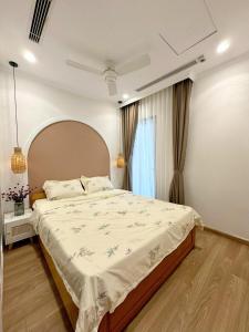 - une chambre avec un grand lit et une fenêtre dans l'établissement A delightful Vinhomes Times City apartment, à Hanoï
