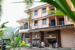 a building with tables and chairs in front of it at Plaza de Araujo in Benaulim