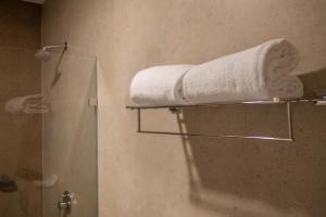 - Toalla en un toallero en el baño en HOTEL ACHYUT, en Tirupur