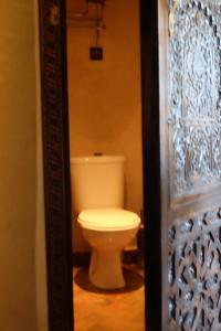 Eden Palm Resident Palmeraie Marrakech في مراكش: حمام مع مرحاض أبيض في الغرفة