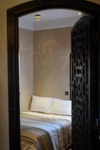 Eden Palm Resident Palmeraie Marrakech في مراكش: مرآة تعكس سرير في غرفة النوم