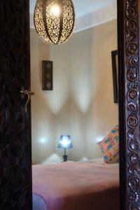 سرير أو أسرّة في غرفة في Eden Palm Resident Palmeraie Marrakech
