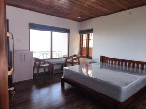sypialnia z łóżkiem i jadalnia ze stołem w obiekcie My Kingdom Munnar w mieście Munnar