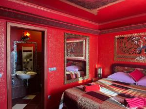 een rode kamer met 2 bedden en een wastafel. bij pansion Lea in Pernica