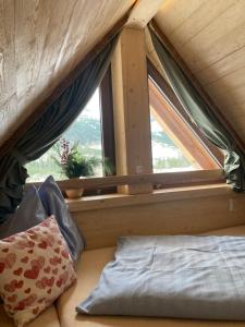 - une chambre avec un lit et une fenêtre dans une cabine dans l'établissement VILA Tatry Ždiar - Domček pre dvoch, à Ždiar