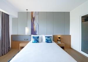 Cama o camas de una habitación en Oakwood Hotel & Apartments Taman Mini Jakarta