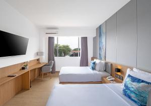 Cama o camas de una habitación en Oakwood Hotel & Apartments Taman Mini Jakarta