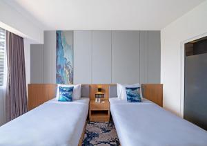 Cama o camas de una habitación en Oakwood Hotel & Apartments Taman Mini Jakarta