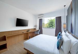 Una televisión o centro de entretenimiento en Oakwood Hotel & Apartments Taman Mini Jakarta