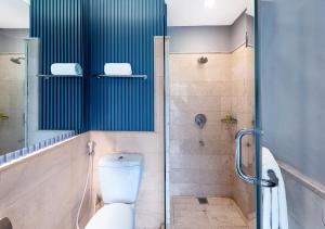Un baño de Oakwood Hotel & Apartments Taman Mini Jakarta