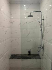 y baño con ducha y puerta de cristal. en WHITE HOTEL en Lạng Sơn