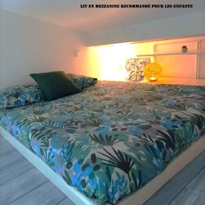 - une chambre avec un lit doté d'une couette bleue et verte dans l'établissement Studio du Pouverel, à La Garde