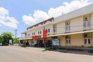 un hotel sul lato di una strada di RedDoorz Syariah near Suzuya Mall Banda Aceh a Banda Aceh