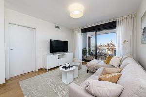 マラガにあるMaritimo Apartment in Malaga by Solaga Holiday Homesのソファとテレビのあるリビングルーム
