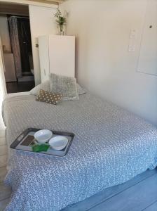 ein Tablett mit Essen auf dem Bett in der Unterkunft Studio du Pouverel in La Garde