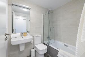 マラガにあるMaritimo Apartment in Malaga by Solaga Holiday Homesのトイレ、洗面台、浴槽を備えたバスルーム +25枚の写真