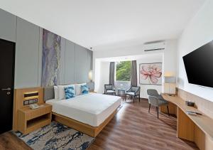 Cama o camas de una habitación en Oakwood Hotel & Apartments Taman Mini Jakarta