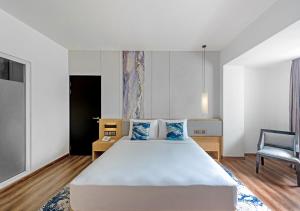 Cama o camas de una habitación en Oakwood Hotel & Apartments Taman Mini Jakarta