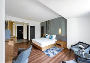 Cama o camas de una habitación en Oakwood Hotel & Apartments Taman Mini Jakarta