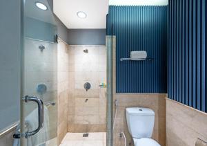 Un baño de Oakwood Hotel & Apartments Taman Mini Jakarta