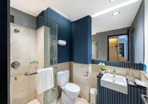 Un baño de Oakwood Hotel & Apartments Taman Mini Jakarta